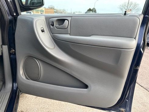 Used 2005 Chrysler Town & Country Touring w/ Luxury Group image 20