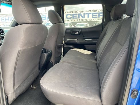 Used 2017 Toyota Tacoma TRD Off-Road AWD/4WD image 14