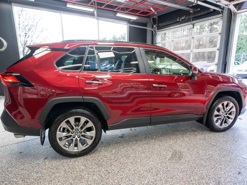 Used 2020 Toyota RAV4 Limited image 4