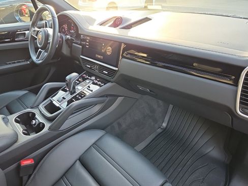Used 2023 Porsche Cayenne Platinum Edition image 20