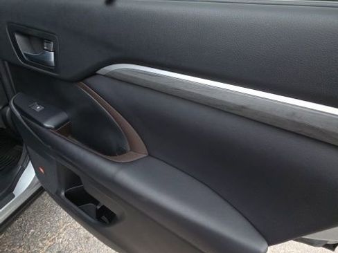 Used 2017 Toyota Highlander Limited Platinum image 21