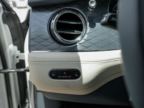 New 2025 Bentley Bentayga image 30