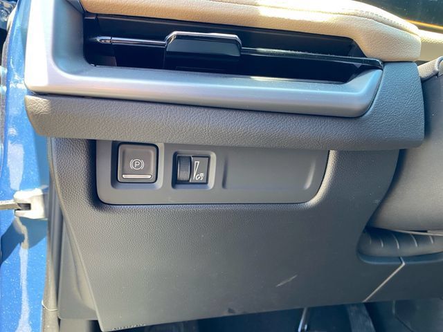 Used 2025 Cadillac XT4 Premium Luxury w/ Cold Weather Package FWD image 18