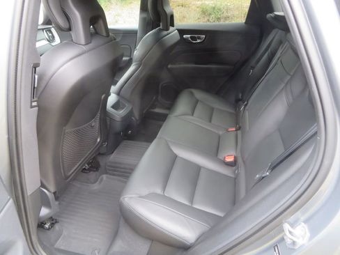 Used 2018 Volvo XC60 T6 Momentum w/ Convenience Package image 28