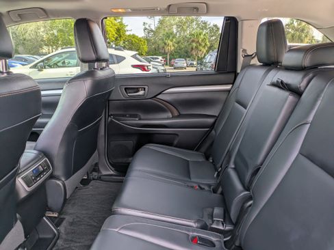 Used 2018 Toyota Highlander SE image 15