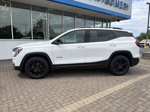 Used 2023 GMC Terrain AT4 AWD/4WD image 2