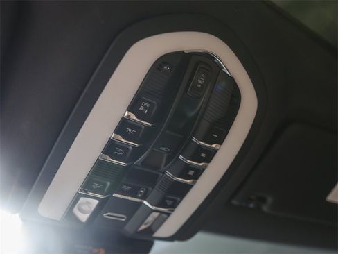 Used 2025 Porsche Macan image 29