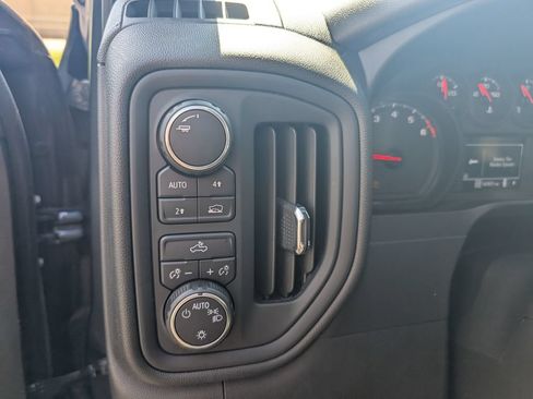Used 2019 Chevrolet Silverado 1500 Custom w/ Custom Convenience Package AWD/4WD image 16