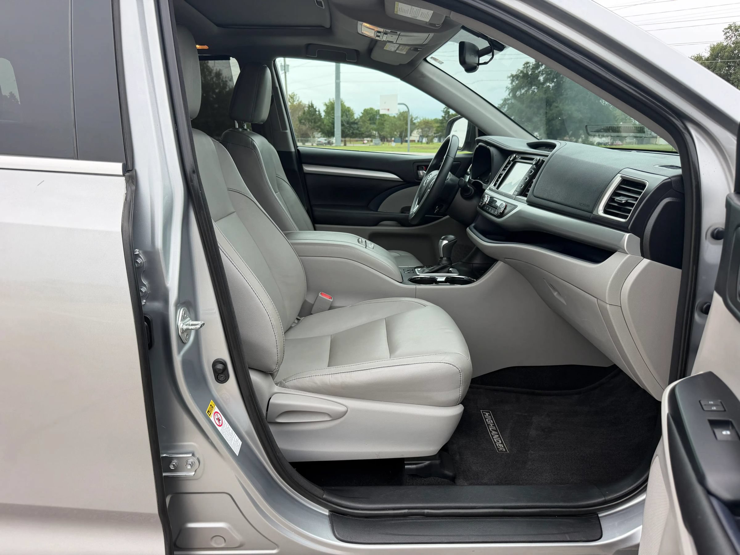 Used 2016 Toyota Highlander XLE FWD image 29