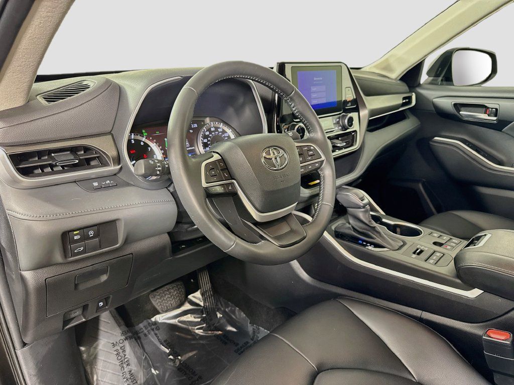 Used 2023 Toyota Highlander XLE AWD/4WD image 19