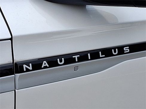 Certified 2025 Lincoln Nautilus Reserve AWD/4WD image 30