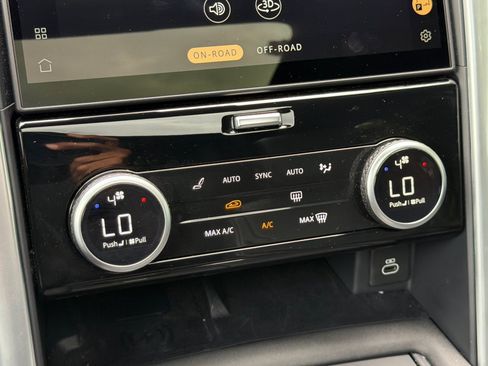 Certified 2025 Land Rover Discovery S AWD/4WD image 19