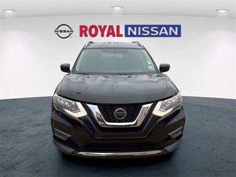 Used 2018 Nissan Rogue SV image 2