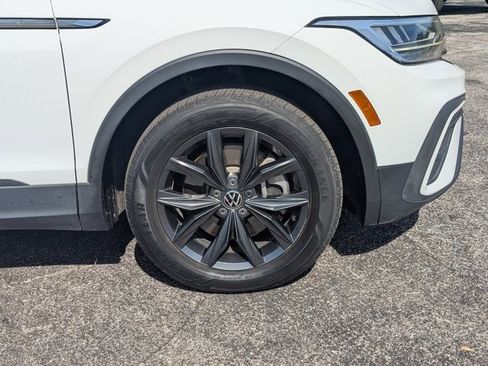 Used 2022 Volkswagen Tiguan SE w/ Panoramic Sunroof Package image 12