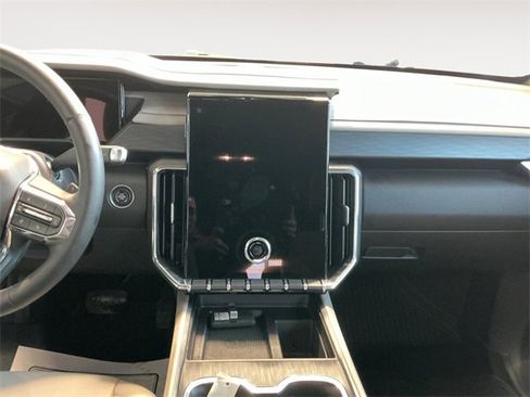 Used 2024 GMC Acadia Elevation image 9