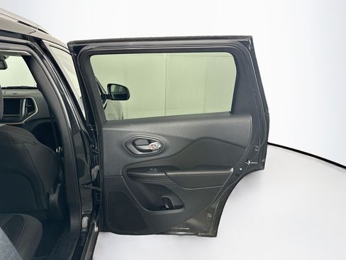Used 2014 Jeep Cherokee Latitude w/ Cold Weather Group FWD image 26
