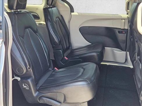 Used 2023 Chrysler Pacifica Touring-L FWD image 19