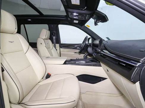 Used 2024 Cadillac Escalade Premium Luxury AWD/4WD image 18