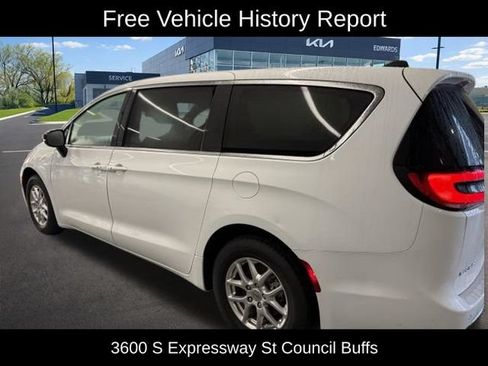 Used 2024 Chrysler Pacifica Touring FWD image 4