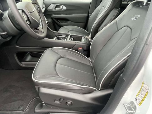 New 2026 Chrysler Pacifica Limited image 7