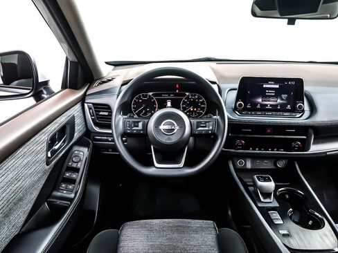 Used 2023 Nissan Rogue SV image 5