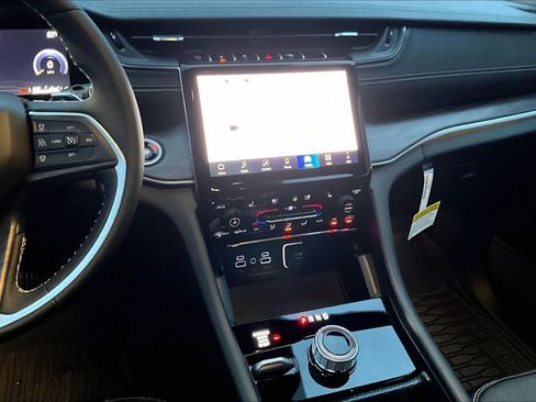 New 2025 Jeep Grand Cherokee Limited w/ Luxury Tech Group II image 17