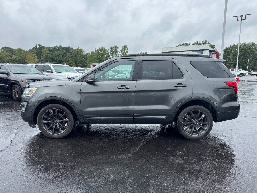 Used 2017 Ford Explorer XLT w/ Equipment Group 202A AWD/4WD image 2