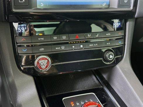 Used 2017 Jaguar F-PACE Premium image 23