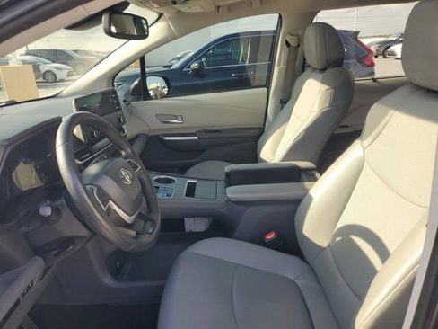 Used 2023 Toyota Sienna XLE FWD image 16