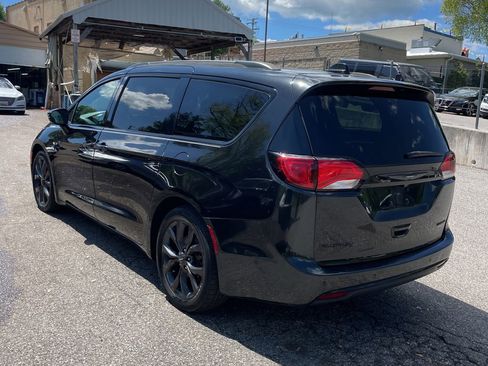 Used 2018 Chrysler Pacifica Limited w/ Advanced Safetytec Group FWD image 3