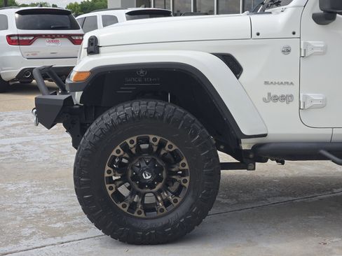 Used 2018 Jeep Wrangler Unlimited Sahara AWD/4WD image 8
