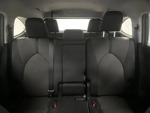 Used 2025 Toyota Highlander LE FWD image 17