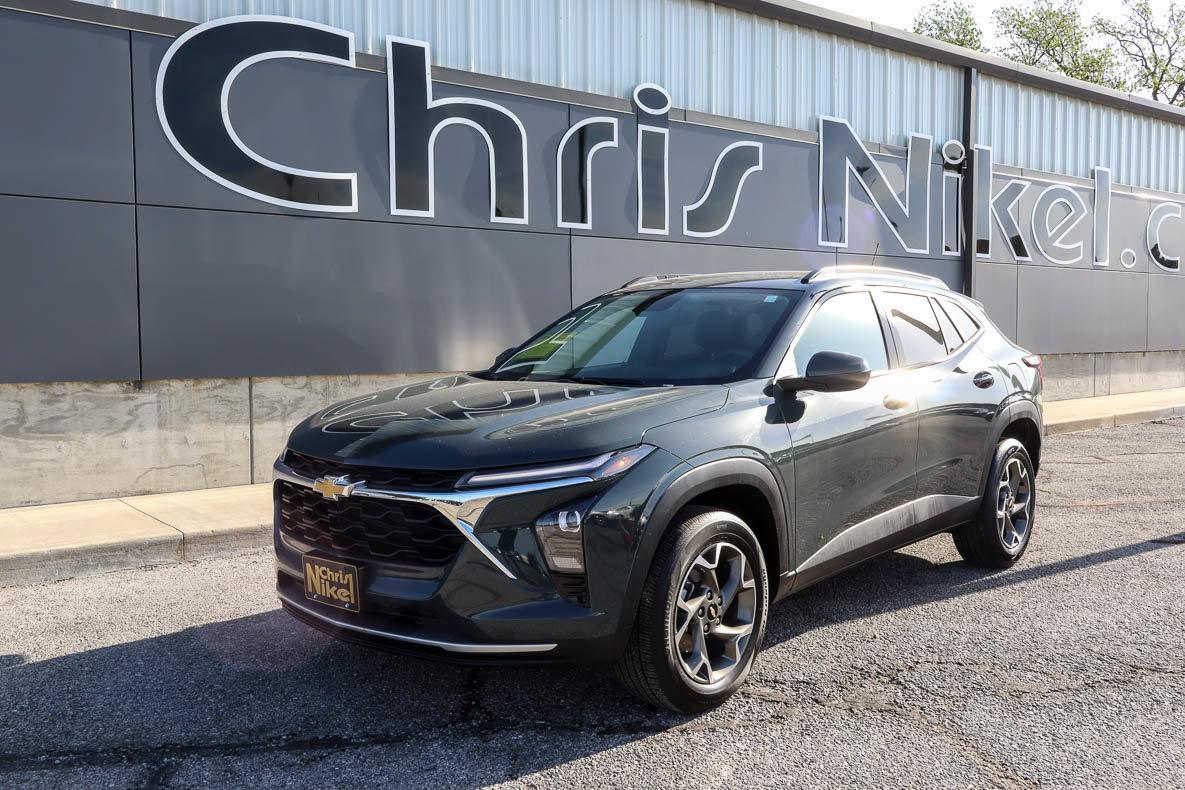 Used 2025 Chevrolet Trax LT FWD image 1