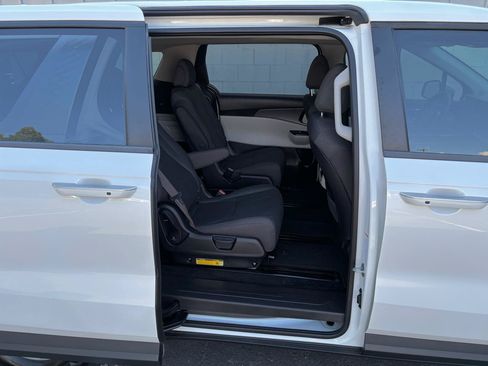Used 2024 Kia Carnival LX FWD image 21