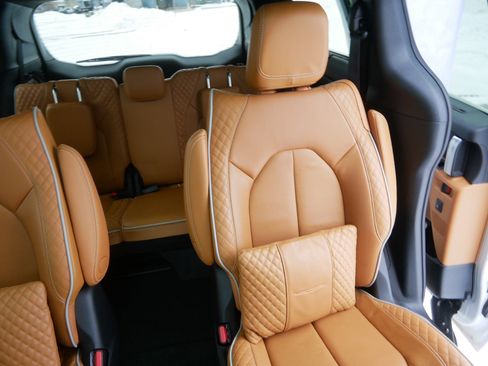 Used 2022 Chrysler Pacifica Pinnacle image 14