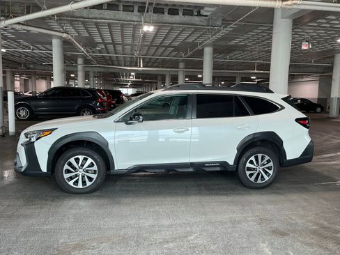 Used 2024 Subaru Outback Premium AWD/4WD image 4