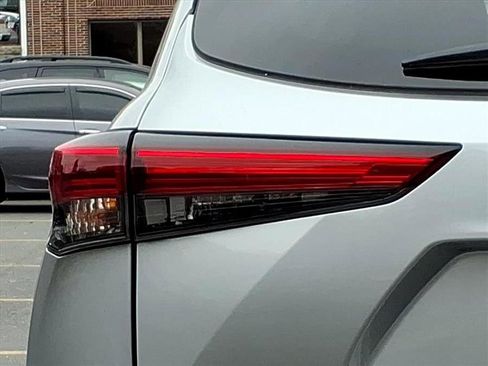 Used 2022 Toyota Highlander XLE image 11