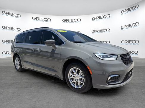 Used 2022 Chrysler Pacifica Touring-L FWD image 1