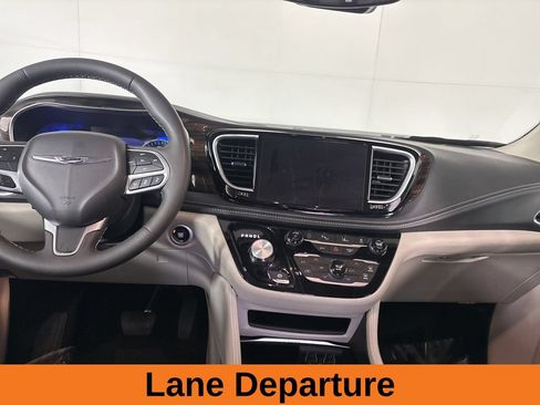 Used 2024 Chrysler Pacifica Limited FWD image 24