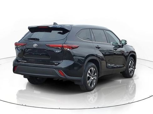 Used 2025 Toyota Highlander XLE image 3