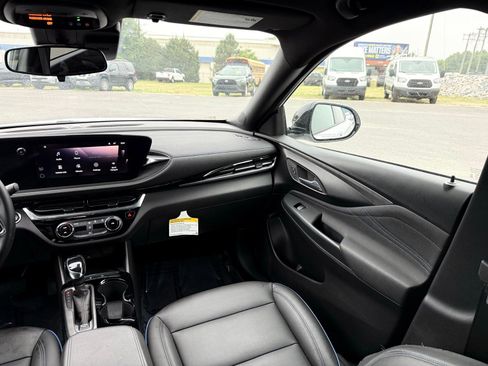 Used 2025 Buick Envista Sport Touring w/ Convenience II Package FWD image 27