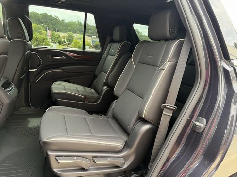 Used 2024 Cadillac Escalade Premium Luxury AWD/4WD image 31