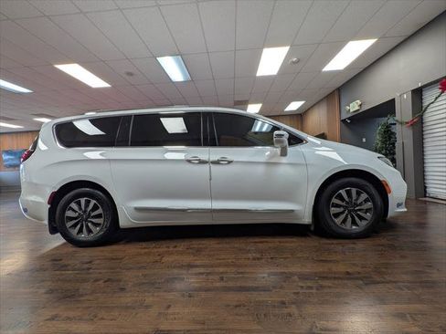Used 2021 Chrysler Pacifica Touring w/ Uconnect Theater Family Group image 3