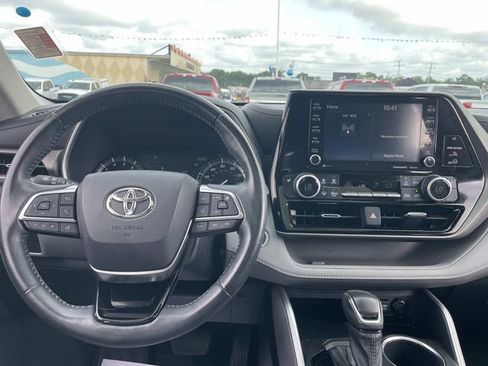 Used 2020 Toyota Highlander XLE AWD/4WD image 15