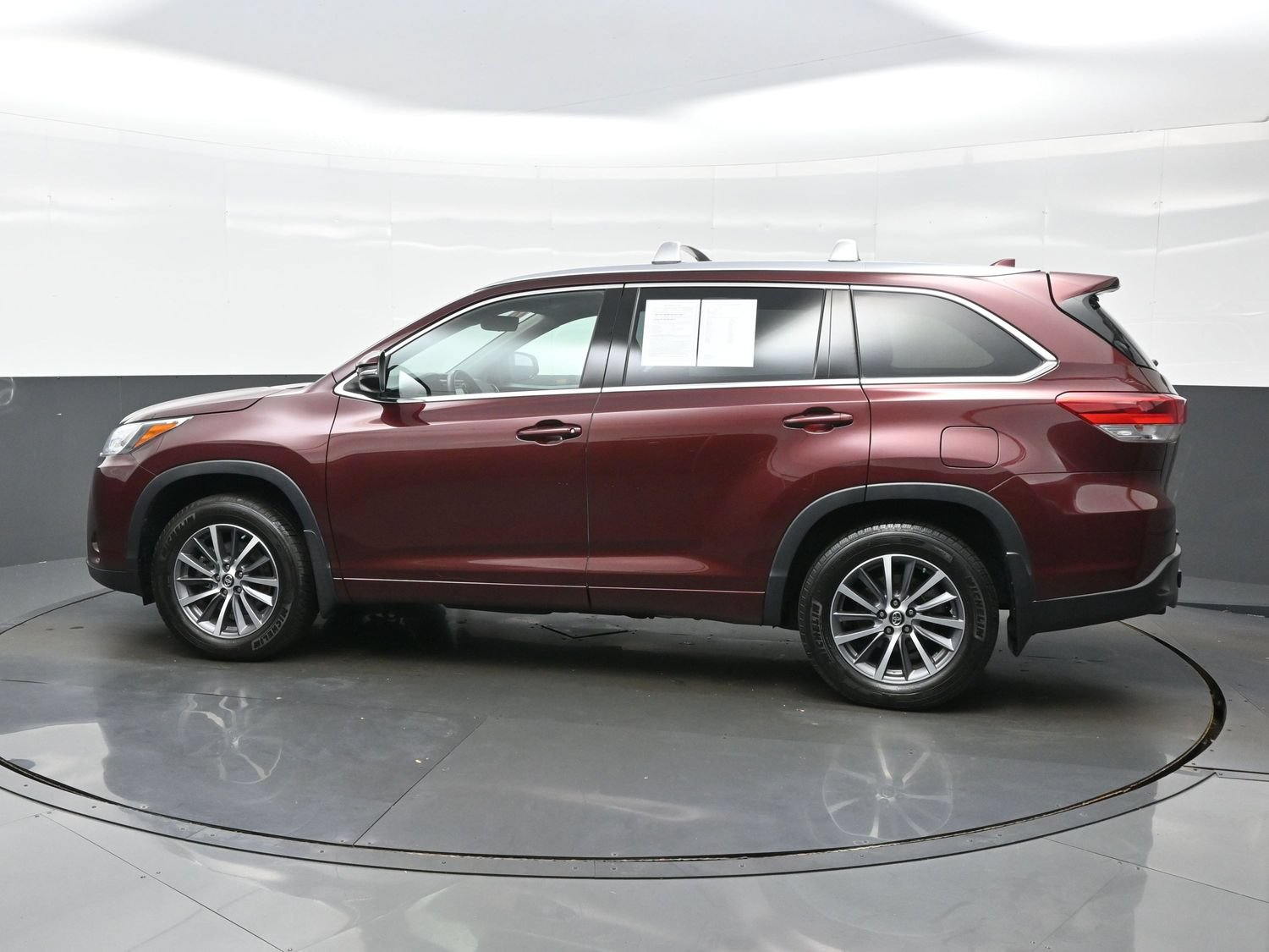 Used 2018 Toyota Highlander XLE AWD/4WD image 3