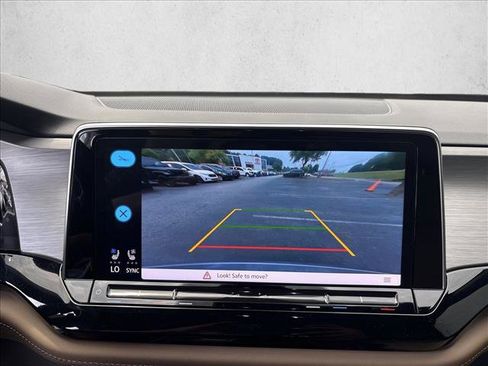 Used 2024 Volkswagen Atlas Cross Sport SE FWD image 15