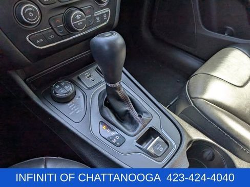Used 2019 Jeep Cherokee Trailhawk AWD/4WD image 17