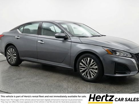 Used 2025 Nissan Altima 2.5 SV image 1
