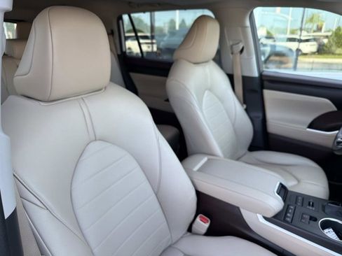 Used 2020 Toyota Highlander XLE AWD/4WD image 18