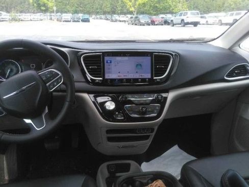Used 2024 Chrysler Pacifica Touring-L FWD image 7